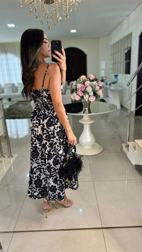 Vestido Flora – Charme e Delicadeza em Cada Detalhe